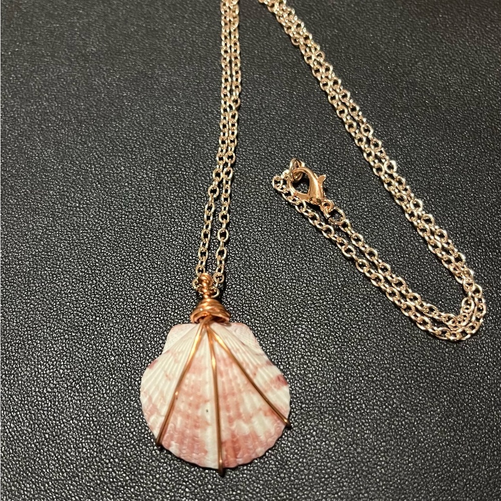 Elegant Rose Gold Shell Pendant Necklace